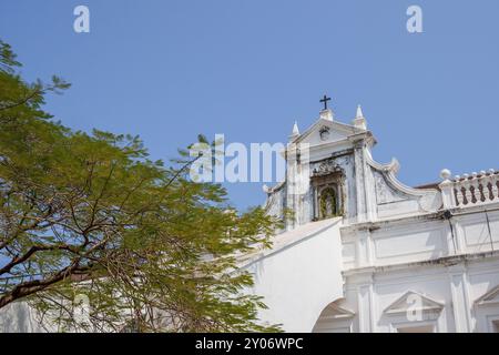 Alte Goa, Indien - 27. Februar 2024: Der obere Teil der alten katholischen Kirche. Antike Architektur Stockfoto