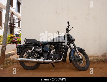 GOA, Indien - 27. Februar 2024: Black Royal Enfield Bullet 350 Motorrad parkt auf der Straße. Stockfoto