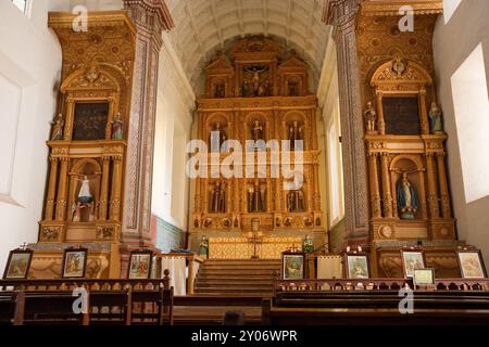 Old GOA, Indien - 27. Februar 2024: Die Haupthalle mit der Ikonostase in der Kirche Santa Monica. Stockfoto