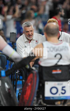 Paris, Frankreich. 31. August 2024. Paul Shaw (GBR Head Coach, Mitte) sprach mit den Spielern und Mitarbeitern kurz nachdem Großbritannien sein Spiel im Rollstuhl Rugby Mixed mit Frankreich am vierten Tag der Paralympischen Sommerspiele 2024 in der Champ-de-Mars Arena in Paris gewonnen hatte. Das Spiel war heftig, beide Seiten kämpften um jeden Punkt, aber letztendlich gewann es Großbritannien, 50:49. Quelle: Michael Preston/Alamy Live News Stockfoto