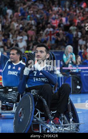 Paris, Frankreich. 31. August 2024. Ryadh Sallem (FRA, links) und Matthieu Thiriet (FRA, rechts) applaudieren der Menge in der Champ-de-Mars Arena in Paris, Frankreich nach dem Rollstuhl-Rugby Mixed Vorrundenspiel der Gruppe B zwischen Großbritannien und Frankreich am vierten Tag der Paralympischen Sommerspiele 2024. Das Match war heftig und beide Seiten kämpften um jeden Punkt, aber letztendlich gewann es Großbritannien, 50-49 Credit: Michael Preston/Alamy Live News Stockfoto