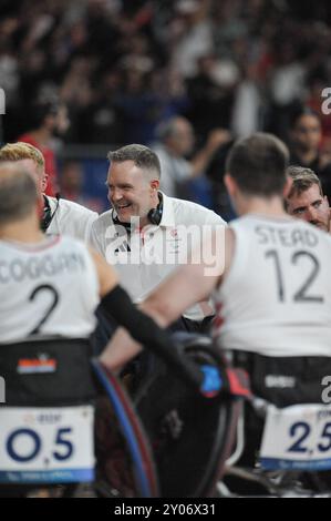 Paris, Frankreich. 31. August 2024. Adam Scaturro (GBR, Assistenztrainer, Mitte) lachte während eines Teamgesprächs nach dem Spiel, kurz nachdem Großbritannien sein Spiel im Rollstuhl Rugby Mixed gegen Frankreich am vierten Tag der Paralympischen Sommerspiele 2024 in der Champ-de-Mars Arena in Paris gewann. Das Spiel war heftig, beide Seiten kämpften um jeden Punkt, aber letztendlich gewann es Großbritannien, 50:49. Quelle: Michael Preston/Alamy Live News Stockfoto