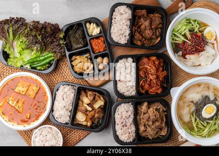 Koreanisches Essen, Kimchi, Eintopf, Lunchbox, gebratenes Schweinefleisch, Schweinefleisch, Bulgogi, Beilagen, Tofu, Schweinebauch, Salat, Rippchen, kalte Nudeln, Wachteleier, Perilla Stockfoto