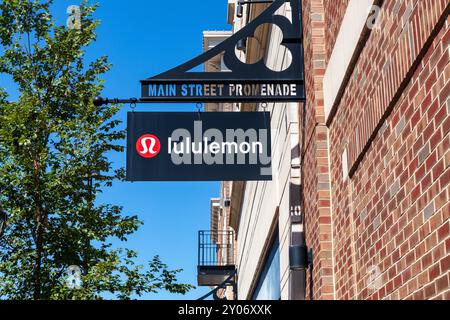 Lululemon Schild an der Main Street Promenade im Zentrum von Naperville, Illinois, USA Stockfoto