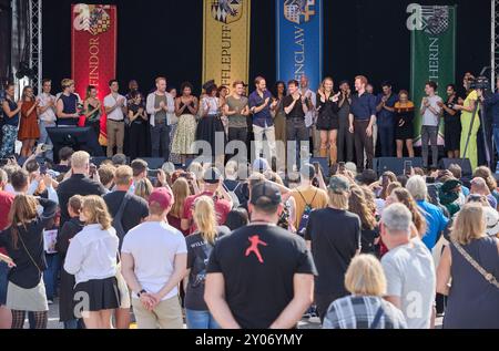 Hamburg, Deutschland. September 2024. Die Mitglieder des neuen Ensembles stehen auf der Bühne beim Harry Potter Fan Event „Back to Hogwarts“ im Theater am Großmarkt. Fans können zwei Beispiele des Stücks „Harry Potter und das verfluchte Kind“ kostenlos sehen und einen Blick hinter die Kulissen werfen. Quelle: Georg Wendt/dpa/Alamy Live News Stockfoto