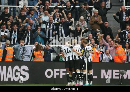 St. James's Park, Newcastle am Sonntag, 1. September 2024. Die Fans von Newcastle United feiern das Harvey Barnes Tor von Newcastle United während des Premier League-Spiels zwischen Newcastle United und Tottenham Hotspur im St. James's Park, Newcastle am Sonntag, den 1. September 2024. (Foto: Michael Driver | MI News) Credit: MI News & Sport /Alamy Live News Stockfoto