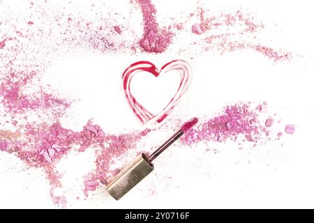 Ein Herz mit Lippe gezeichnet Glanz auf weißem Hintergrund mit rosa Lidschatten, geschossen von oben. 'Valentine Liebe Make-up'-Karte mit Kopie Raum Stockfoto