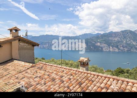 Dach eines italienischen Hauses, rote Schindeln Stockfoto