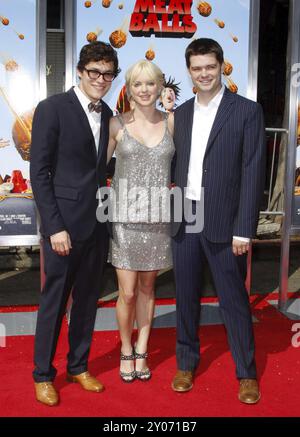 Phil Lord, Anna Faris und Chris Miller bei der Premiere von „Wolkig mit Einer Chance auf Fleischbällchen“ in Los Angeles im Mann Village Theatre jn Westwood Stockfoto