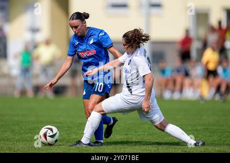 St. Leon Rot, Deutschland. September 2024. v.li.: Sara Sahiti (TSG II, 10), Nadja Schneider (KSC, 18), Zweikampf, Spielszene, Duell, Duell, Tackle, Tackling, Dynamik, Aktion, 01.09.2024, St. Leon-Rot (Deutschland), FUSSBALL, REGIONALLIGA SÜD, TSG 1899 HOFFENHEIM U20 - KARLSRUHER SC, DFB/DFL-VORSCHRIFTEN VERBIETEN DIE VERWENDUNG VON FOTOGRAFIEN ALS BILDSEQUENZEN UND/ODER QUASI-VIDEO. Quelle: dpa/Alamy Live News Stockfoto