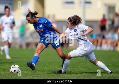 St. Leon Rot, Deutschland. September 2024. v.li.: Sara Sahiti (TSG II, 10), Nadja Schneider (KSC, 18), Zweikampf, Spielszene, Duell, Duell, Tackle, Tackling, Dynamik, Aktion, 01.09.2024, St. Leon-Rot (Deutschland), FUSSBALL, REGIONALLIGA SÜD, TSG 1899 HOFFENHEIM U20 - KARLSRUHER SC, DFB/DFL-VORSCHRIFTEN VERBIETEN DIE VERWENDUNG VON FOTOGRAFIEN ALS BILDSEQUENZEN UND/ODER QUASI-VIDEO. Quelle: dpa/Alamy Live News Stockfoto