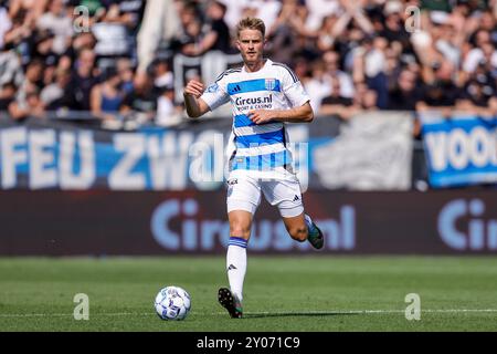 Zwolle, Niederlande. September 2024. ZWOLLE, NIEDERLANDE - 1. SEPTEMBER: Dylan Vente von PEC Zwolle läuft mit dem Ball während eines niederländischen Eredivisie-Spiels zwischen PEC Zwolle und Heracles Almelo bei MAC? PARK stadion am 1. September 2024 in Zwolle, Niederlande. (Foto: Raymond Smit/Orange Pictures) Credit: dpa/Alamy Live News Stockfoto