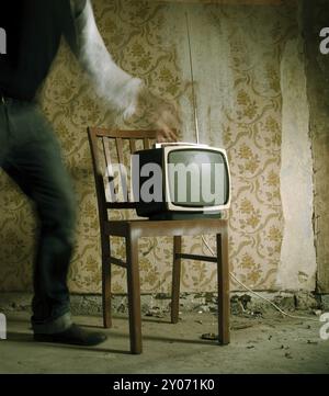 Alter Fernseher in einem heruntergekommenen Gebäude Stockfoto