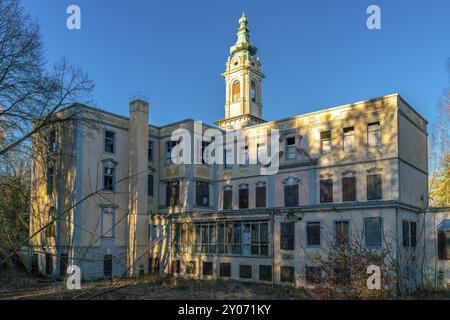 Wandlitz, Brandenburg, Gemany, 16. februar 2019: Ruine des historischen Schlosses Dammsmuehle bei Wandlitz in Brandenburg, Deutschland, Europa Stockfoto