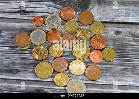 Stapel Euro und Cent, Hintergrund verschiedener Münzen verschiedener Werte, 2 Euro, 1 Euro, 50 Euro, 20 Euro, 10 10, 5 5, 2 2 Cent und 1 Cent Stockfoto