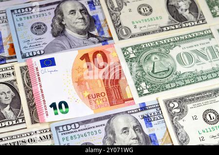 Europäisches und amerikanisches Geld Banknoten und Münzen, US-Dollar, Euros europäisches Bargeld, Europa und Amerika Geldwechselkurs, Wachstum, Inflation, Öko Stockfoto