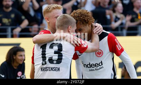 Frankfurt Am Main, Deutschland. 31. August 2024. Deutschland, Frankfurt am Main, 1. Bundesliga, Fußball, Eintracht Frankfurt - TSG Hoffenheim, Deutsche Bank Park, 31. August 2024, 2. Spieltag, f.le. Torschütze Hugo Larsson (Eintracht Frankfurt, 16), Rasmus Kristensen (Eintracht Frankfurt, 13) und Hugo Ekitike (Eintracht Frankfurt, 11), 2:0, feiern das Ziel Stockfoto