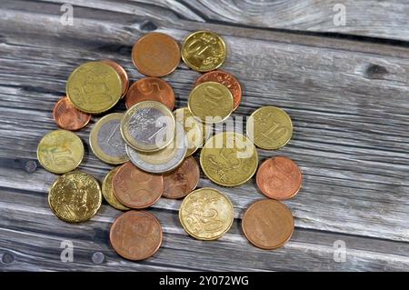 Stapel Euro und Cent, Hintergrund verschiedener Münzen verschiedener Werte, 2 Euro, 1 Euro, 50 Euro, 20 Euro, 10 10, 5 5, 2 2 Cent und 1 Cent Stockfoto