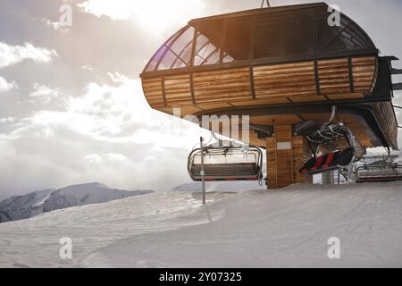 Leere Seilbahn mit einem kaukasischen Berg Stockfoto