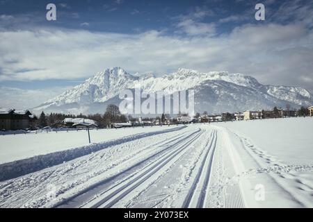 Langlaufloipe in Österreich, wunderschöne Berglandschaft Stockfoto