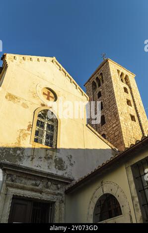 Kroatien, 28 08 2014: Blick auf die Altstadt der Kathedrale von Rab, ein kroatischer Touristenort, der für seine vier Glockentürme berühmt ist, Europa Stockfoto