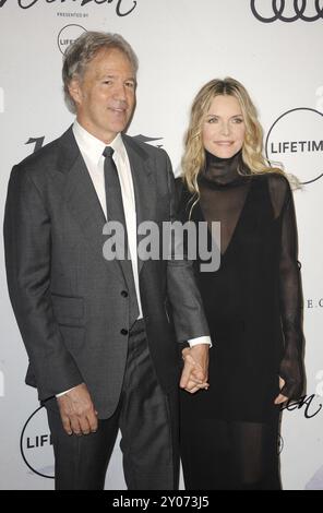 Michelle Pfeiffer und David E. Kelley bei The Variety's Power of Women: Los Angeles im Beverly Wilshire Four Seasons Hotel in Beverly Hills, U Stockfoto