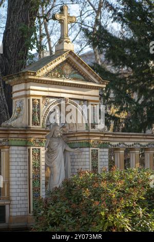 Buntes Mausoleum mit einer Statue Jesu Christi auf dem Dorotheenstaedtischen Friedhof in Berlin, Deutschland, Europa Stockfoto