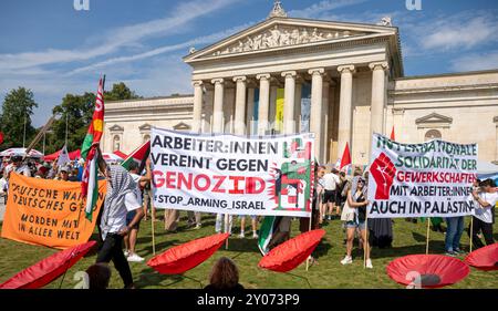 München, Deutschland. September 2024. Mehrere hundert Menschen mit Plakaten nehmen an einer Demonstration zum Anti-Krieg-Tag Teil. Das Treffen fand auf dem Königsplatz statt. Quelle: Peter Kneffel/dpa/Alamy Live News Stockfoto