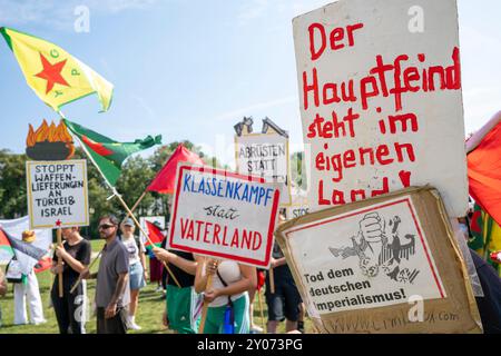 München, Deutschland. September 2024. Mehrere hundert Menschen mit Plakaten nehmen an einer Demonstration zum Anti-Krieg-Tag Teil. Das Treffen fand auf dem Königsplatz statt. Quelle: Peter Kneffel/dpa/Alamy Live News Stockfoto