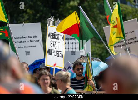 München, Deutschland. September 2024. Mehrere hundert Menschen mit Plakaten nehmen an einer von ver.di-Munich organisierten Demonstration zum Anti-Kriegstag Teil. Die Rallye fand auf dem Königsplatz statt. Quelle: Peter Kneffel/dpa/Alamy Live News Stockfoto