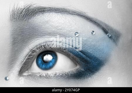 Blaues weibliches Auge mit künstlerischem Make-up Stockfoto