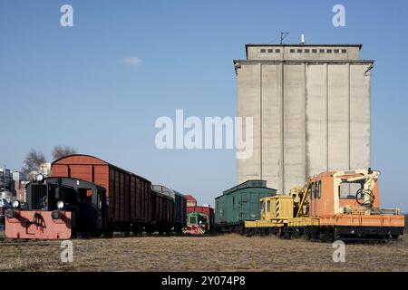 Alte Lokomotiven und Eisenbahnwaggons auf den Anschlussgleisen im Magdeburger Hafen Stockfoto