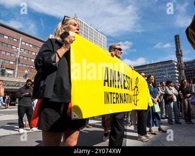 Stockholm, Schweden - 24. August 2024: In Sergels torg fanden Demonstranten statt, die sich für den Islam und gegen Rassismus einsetzten. Stockfoto