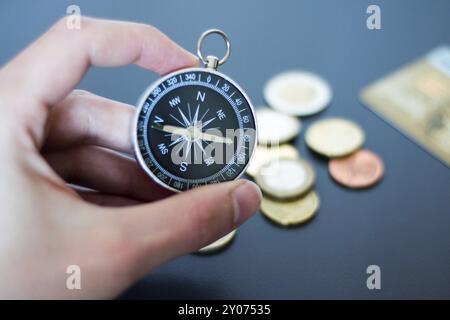 Nahaufnahme eines mans hand mit einem Kompass in der Hand. Konzept für Business, Innovation Stockfoto