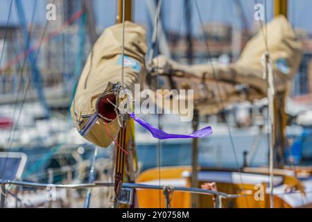 Plane und Segelboom einer Segelyacht Stockfoto