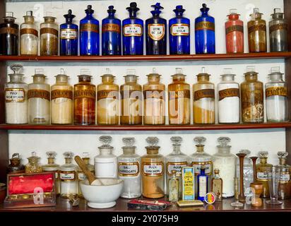 Shibden Hall, West Yorkshire, ehemaliges Haus von 'Gentleman Jack'Anne Lister. Der Apothekenladen Stockfoto