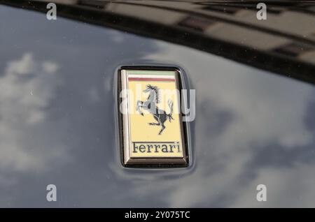 Auto auf der internationalen Automobilausstellung in Monza ausgestellt. Ferrari-Wappen Stockfoto