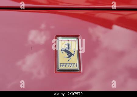 Auto auf der internationalen Automobilausstellung in Monza ausgestellt. Ferrari-Wappen Stockfoto