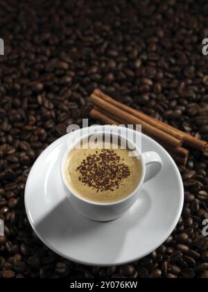 Tasse Kaffee Latte mit Schokolade auf Kaffeebohnen Hintergrund Stockfoto