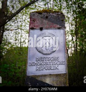 Säule an der ehemaligen innerdeutschen Grenze mit der Inschrift Stockfoto