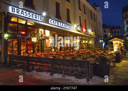 Chamonix, Frankreich, 25. Januar 2015: Abendlicher Winterblick auf Cafe, Restaurant, Brasserie im Zentrum der Stadt Chamonix, Frankreich, Europa Stockfoto