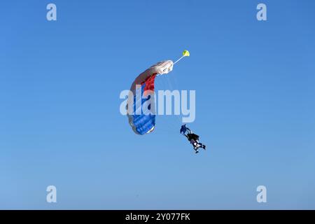 2 Tandem-Fallschirmspringer am Himmel Stockfoto