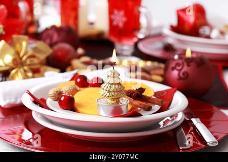 Gedeck für Weihnachten mit frischen Früchten Stockfoto