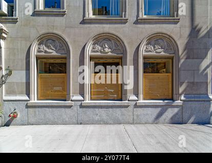 Die 31 East 79th Street in Manhattans Upper East Side verfügt über eine dreistöckige Steinbasis und ein markantes Kupfergehäuse für den Wassertank auf dem Dach. Stockfoto