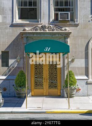 Die 31 East 79th Street in Manhattans Upper East Side verfügt über eine dreistöckige Steinbasis und ein markantes Kupfergehäuse für den Wassertank auf dem Dach. Stockfoto