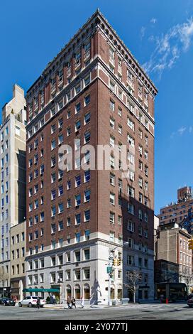 Die 31 East 79th Street in Manhattans Upper East Side verfügt über eine dreistöckige Steinbasis und ein markantes Kupfergehäuse für den Wassertank auf dem Dach. Stockfoto