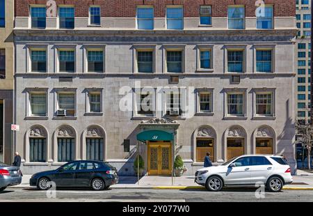 Die 31 East 79th Street in Manhattans Upper East Side verfügt über eine dreistöckige Steinbasis und ein markantes Kupfergehäuse für den Wassertank auf dem Dach. Stockfoto