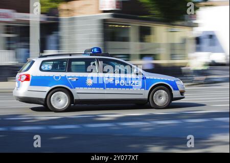 Polizeipatrouillenwagen, der mit hoher Geschwindigkeit fährt Stockfoto