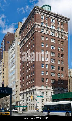 Die 31 East 79th Street in Manhattans Upper East Side verfügt über eine dreistöckige Steinbasis und ein markantes Kupfergehäuse für den Wassertank auf dem Dach. Stockfoto