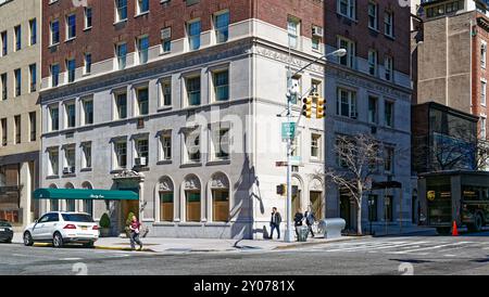 Die 31 East 79th Street in Manhattans Upper East Side verfügt über eine dreistöckige Steinbasis und ein markantes Kupfergehäuse für den Wassertank auf dem Dach. Stockfoto